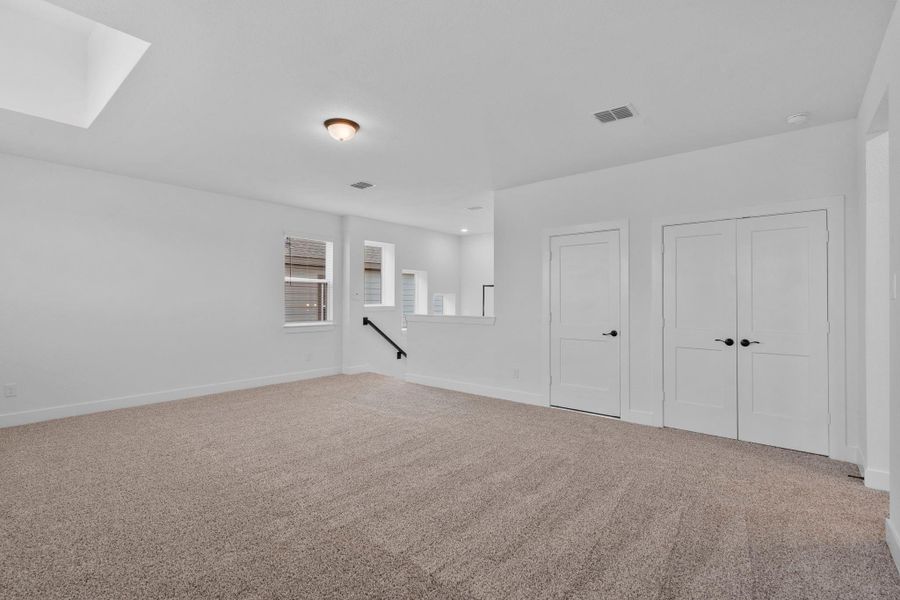 Spacious, unfurnished interior of a new home in Wildrye 45', Waller (Image 27).