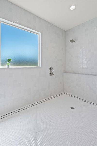 Spacious, unfurnished interior of a new home in SouthBend Estates, Granbury (Image 22).