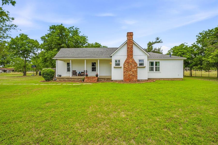 Exterior details and patio area of a home in , Mingus (Image 23).