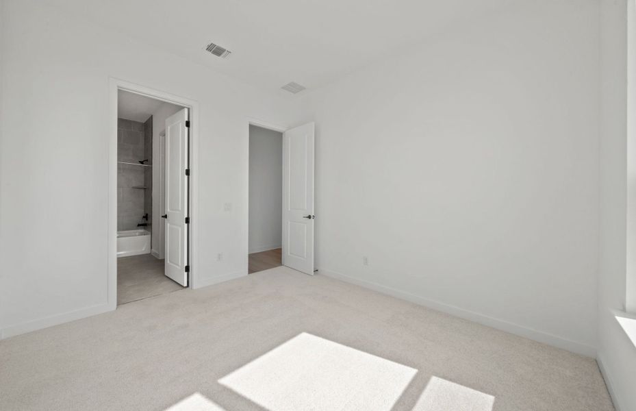 Spacious, unfurnished interior of a new home in 6 Creeks, Kyle (Image 37).