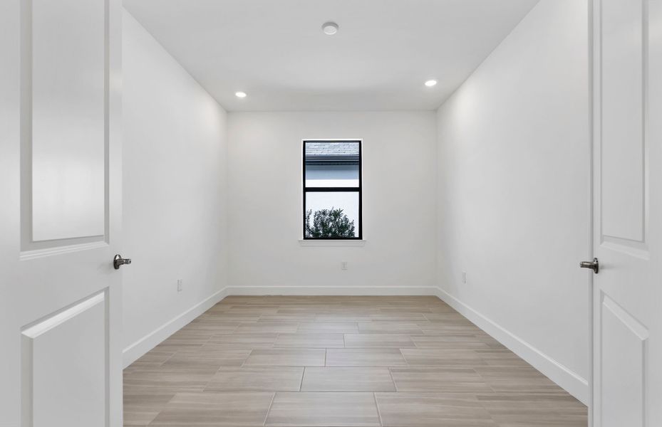 Spacious, unfurnished interior of a new home in Arbor Oaks, North Port (Image 9).