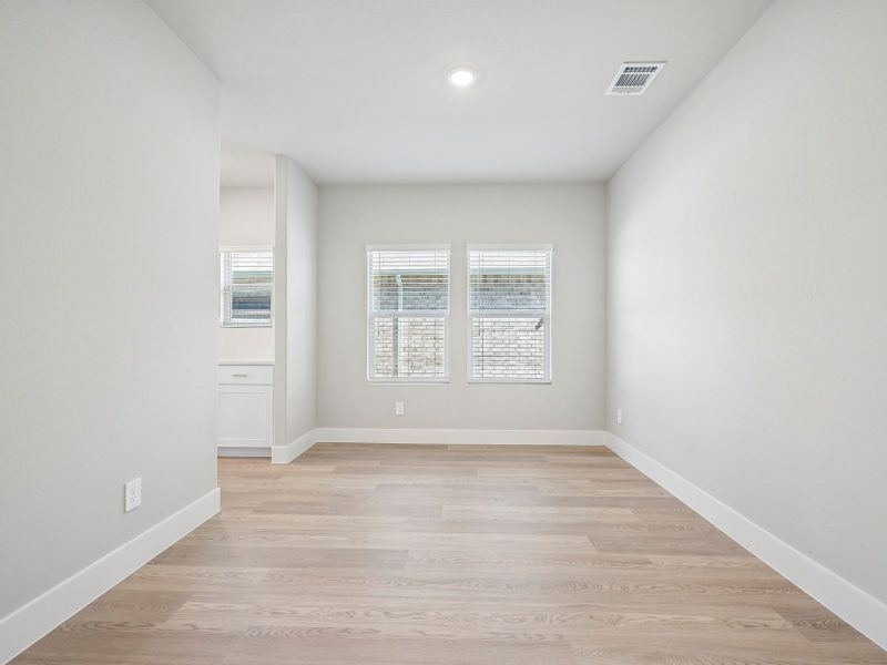 Spacious, unfurnished interior of a new home in Lakehaven - Premier Series, Farmersville (Image 17).
