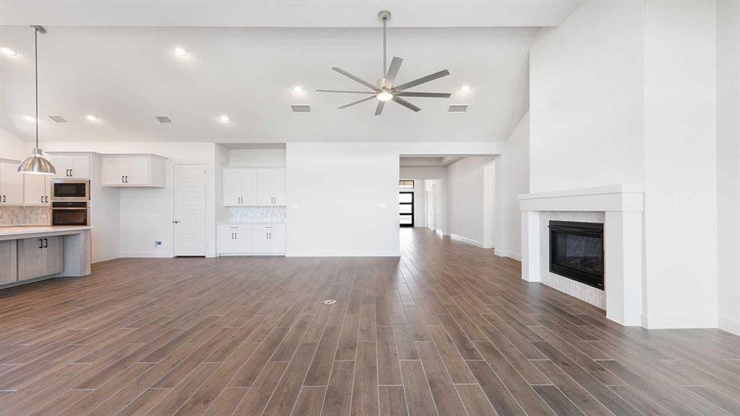 Spacious, unfurnished interior of a new home in Myrtle Creek 71', Waxahachie (Image 20). Spacious, unfurnished interior of a new home in Myrtle Creek 71', Waxahachie (Image 20).