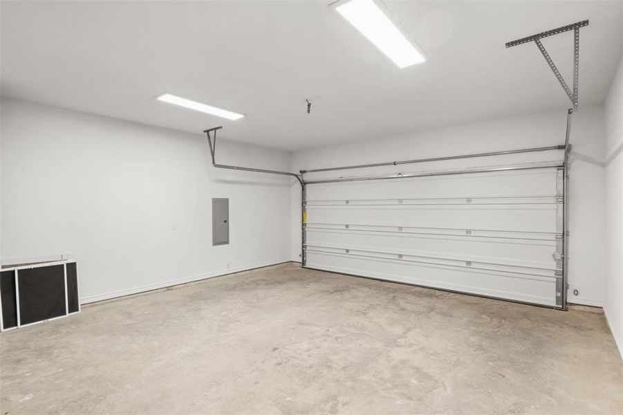 Spacious, unfurnished interior of a new home in , Pelican Bay (Image 21).