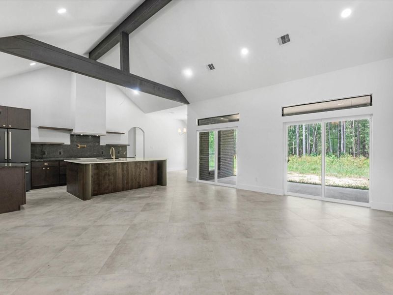 Wow! As you walk in you are greeted with a gorgeous wooden beam and tall ceilings. The 2 sliding doors bring in so much natural light!