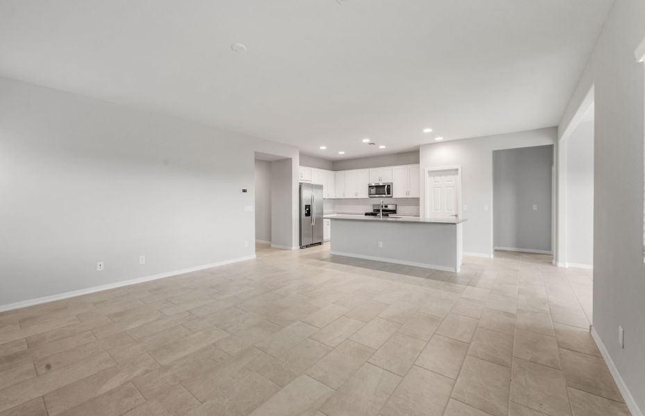 Spacious, unfurnished interior of a new home in El Cidro, Goodyear (Image 20).