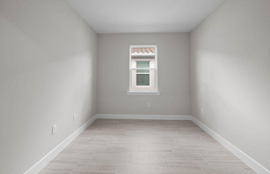 Spacious, unfurnished interior of a new home in Del Webb Oak Creek, North Fort Myers (Image 19).