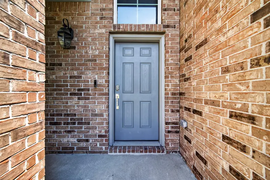 Exterior details and patio area of a home in , Mont Belvieu (Image 4).