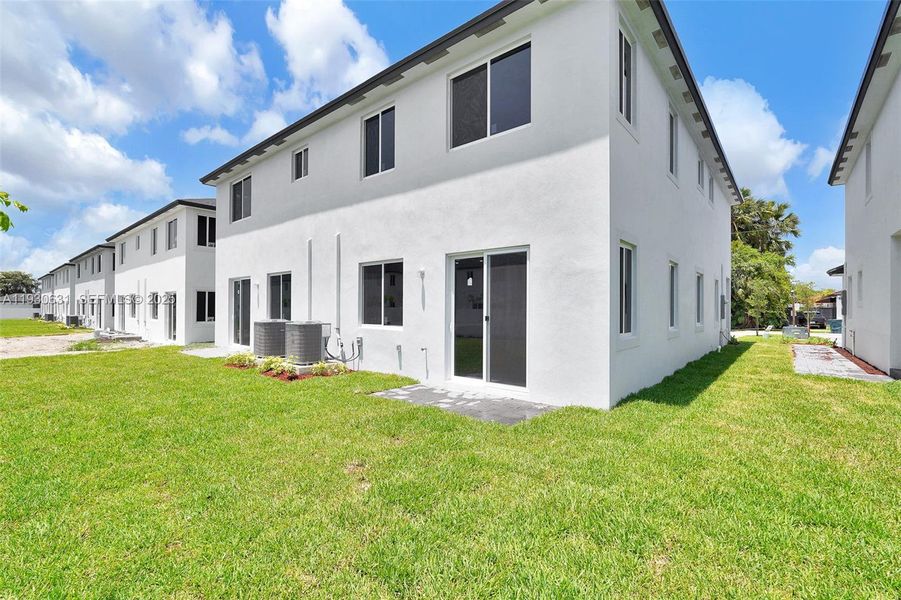 Exterior details and patio area of a home in , Miami (Image 28).