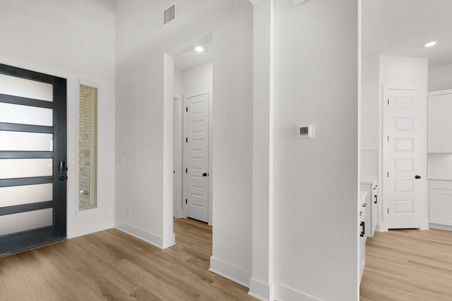 Spacious, unfurnished interior of a new home in Highland Village, Georgetown (Image 51).