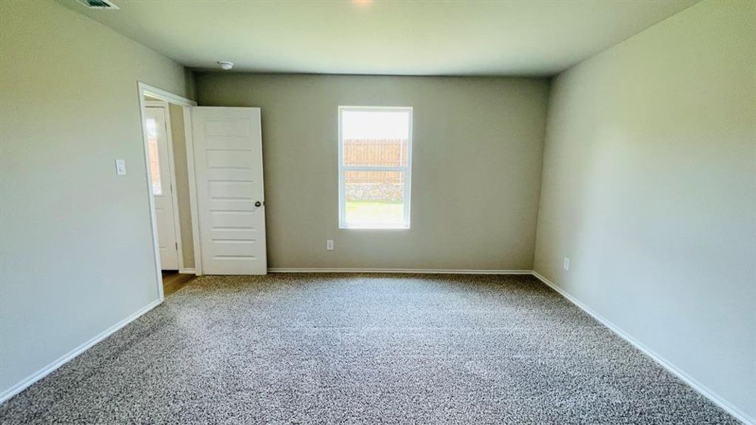 Spacious, unfurnished interior of a new home in Sunnycreek, Fort Worth (Image 8).