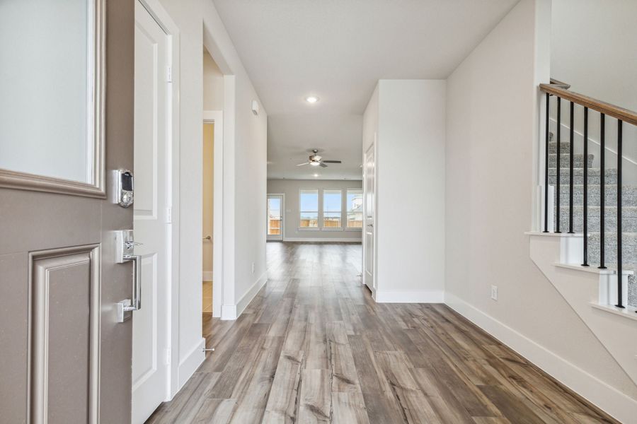 Spacious, unfurnished interior of a new home in Dove Hollow, Waxahachie (Image 14).