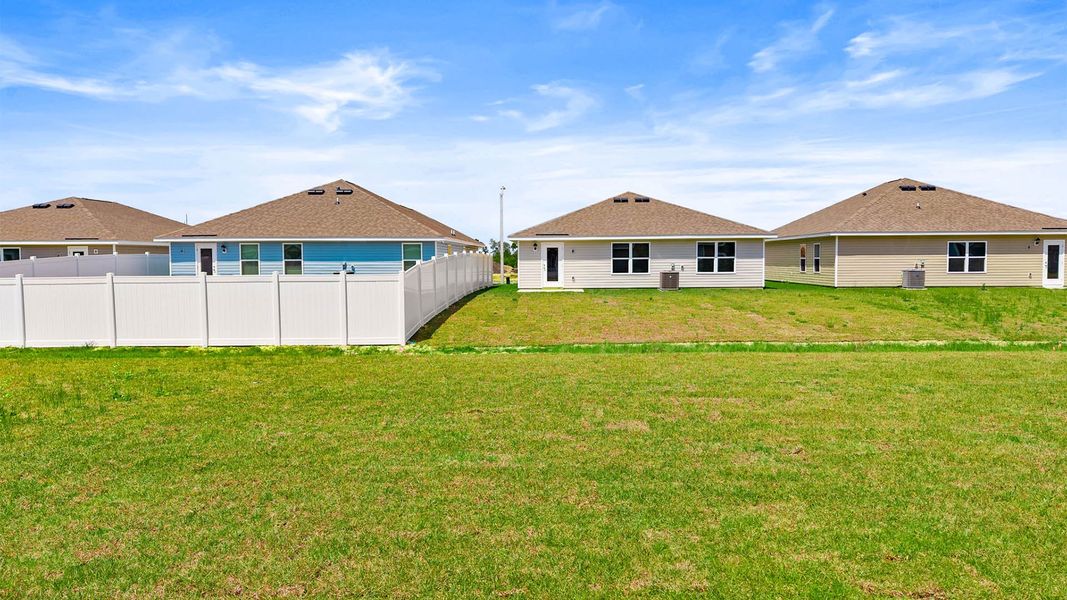 Exterior details and patio area of a home in Liberty, Panama City (Image 18).