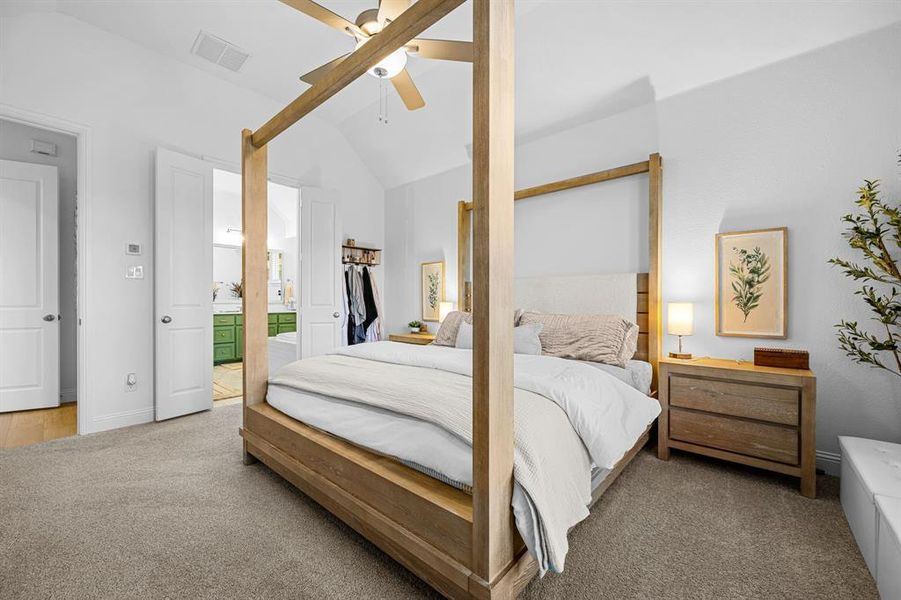 Here you can see the entrance to the ensuite bathroom. Here you can see the entrance to the ensuite bathroom.