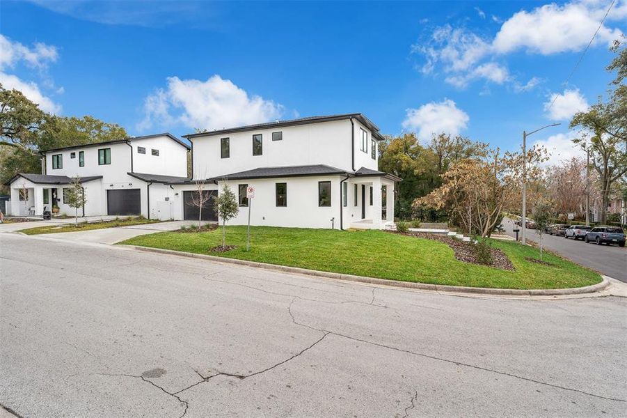 Exterior details and patio area of a home in , Orlando (Image 4).
