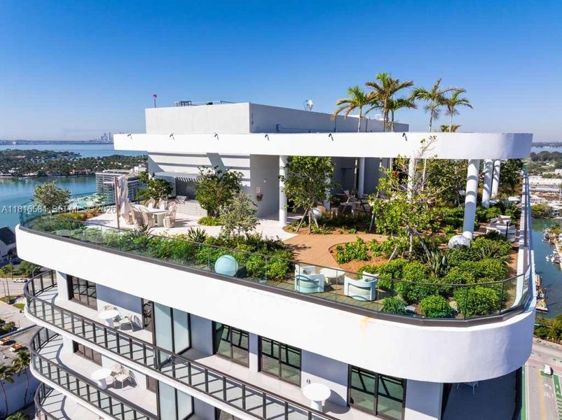 Condo located in Miami, FL showcasing its design and architecture (Image 27).