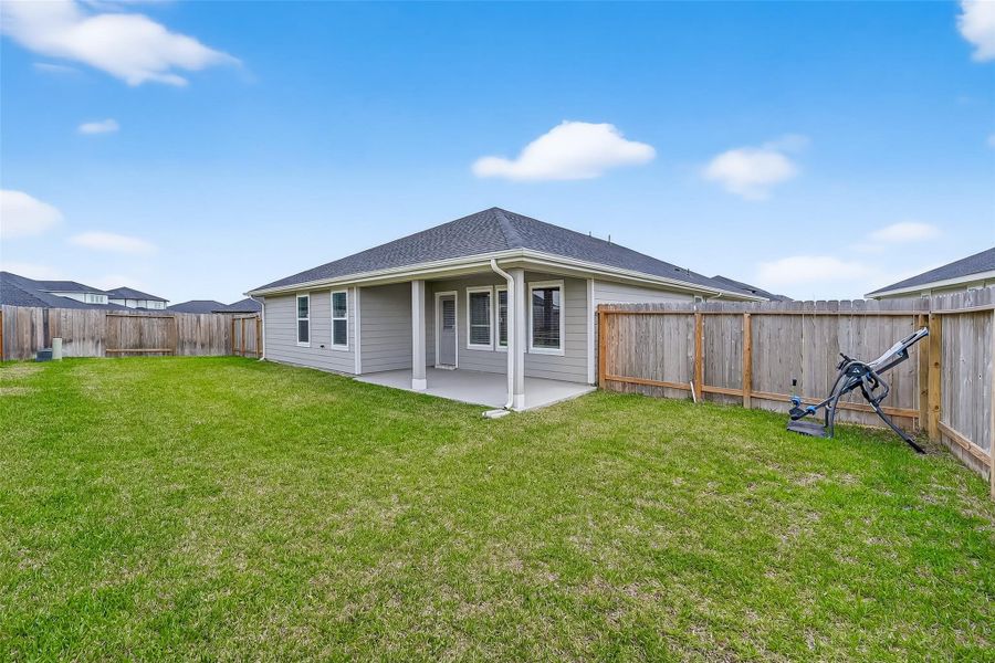 Exterior details and patio area of a home in Evergreen, Rosenberg (Image 26).