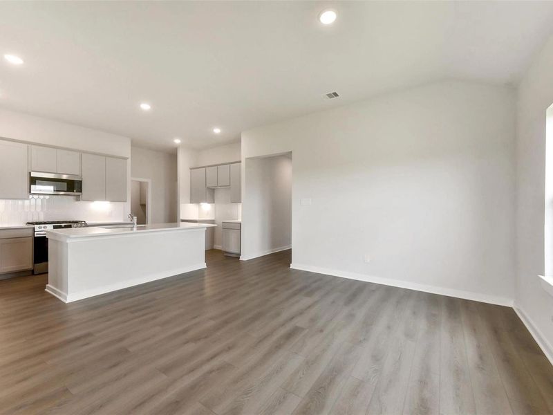 Spacious, unfurnished interior of a new home in River Ranch Meadows, Dayton (Image 17).