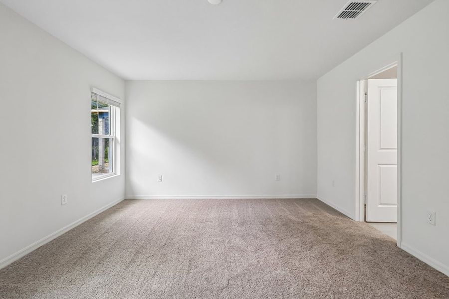 Spacious, unfurnished interior of a new home in Hilliard Ridge, Kissimmee (Image 20).