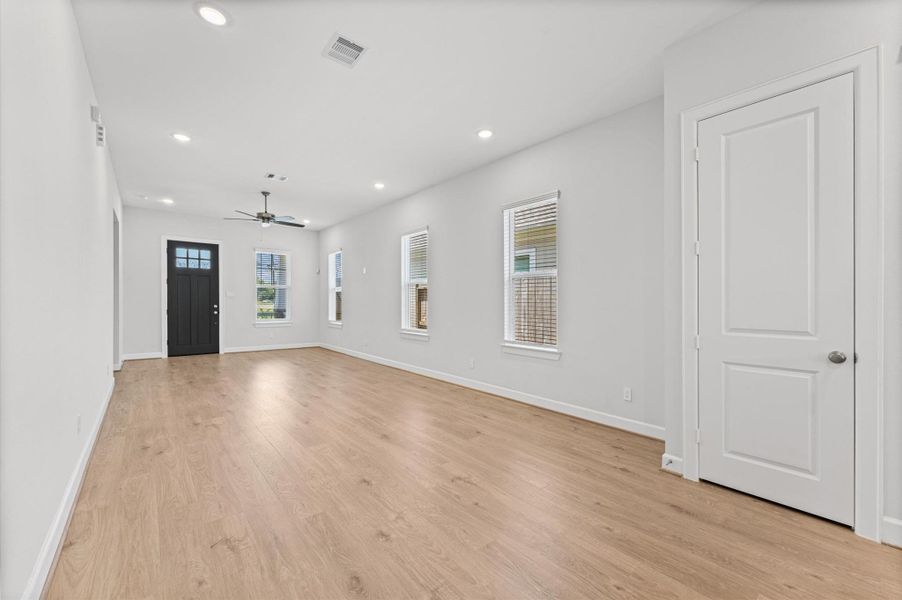 Spacious, unfurnished interior of a new home in , Pearland (Image 25).