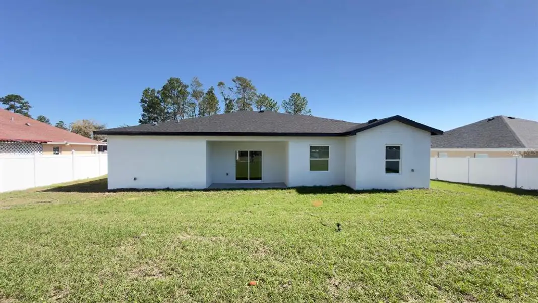 Exterior details and patio area of a home in , Ocala (Image 4).