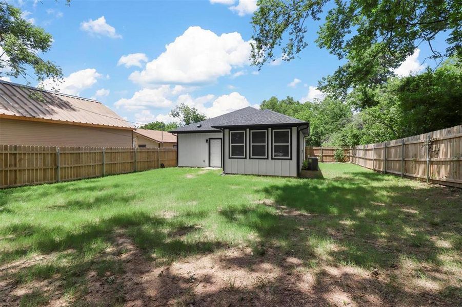 Exterior details and patio area of a home in , Denison (Image 2).