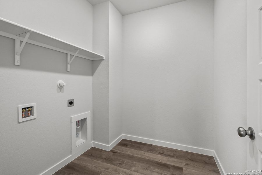 Spacious, unfurnished interior of a new home in Cinco Lakes, San Antonio (Image 24).