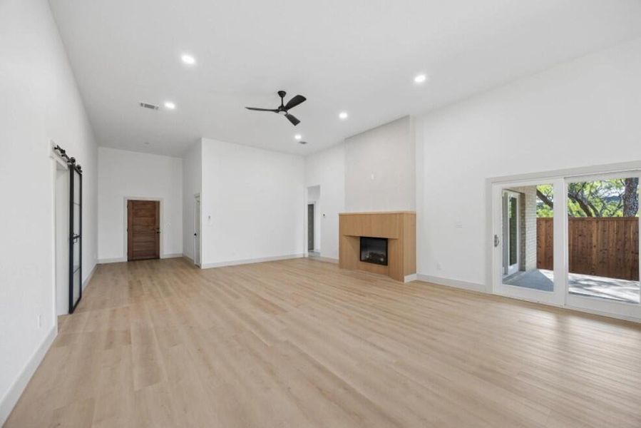Spacious, unfurnished interior of a new home in , Sherman (Image 17).
