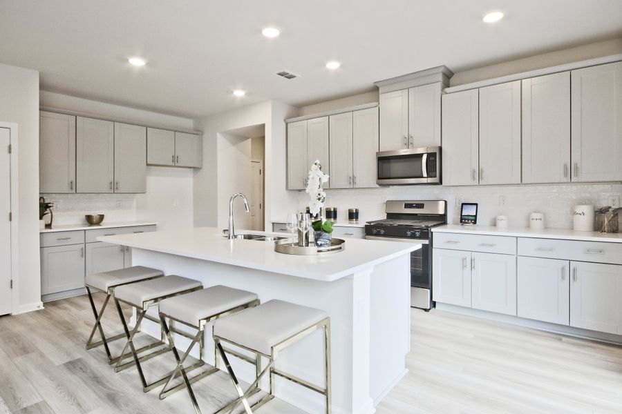 You won't want to miss a meal in this beautifully designed kitchen.