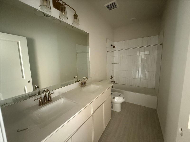 Image 39 of a home in Provence.