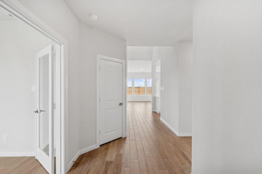 Spacious, unfurnished interior of a new home in Beacon Point at Lago Mar 50’ Homesites, Texas City (Image 16).