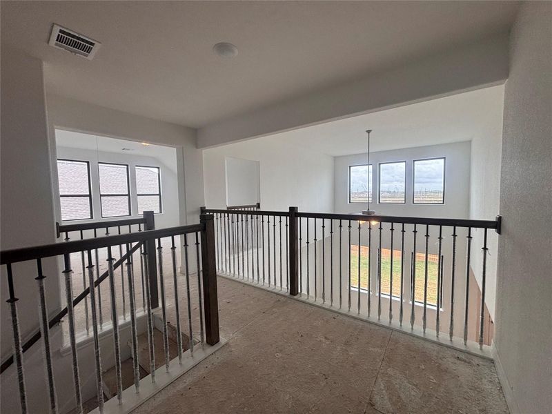 Spacious, unfurnished interior of a new home in Ashland, Angleton (Image 9).