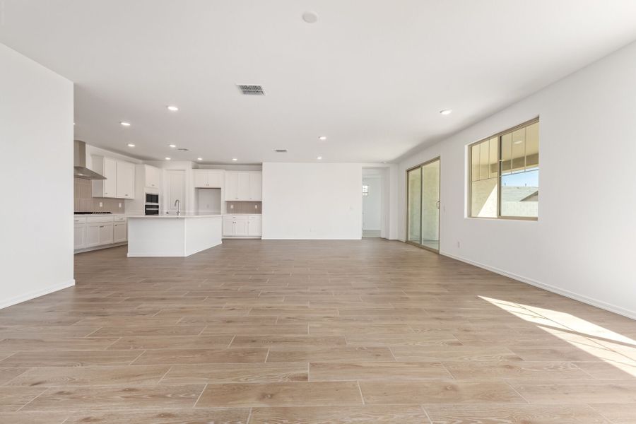 Spacious, unfurnished interior of a new home in Las Ventanas, Goodyear (Image 9).