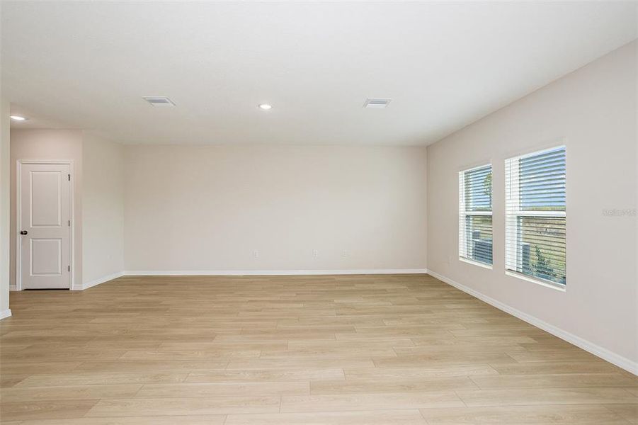 Spacious, unfurnished interior of a new home in Pasadena Ridge, Dade City (Image 14).