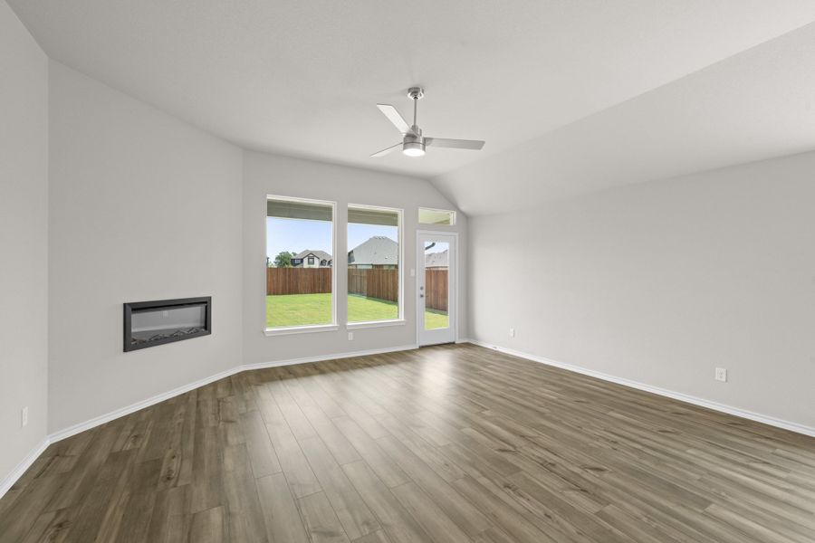 Spacious, unfurnished interior of a new home in El Dorado, Granbury (Image 16).