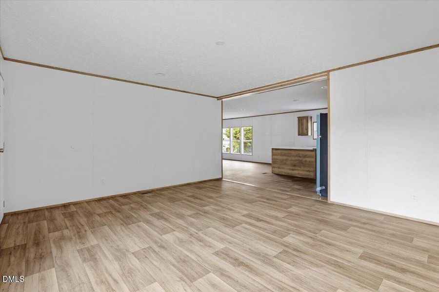 14-5737 Lloyd Rd-14