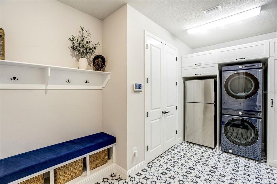 Furnished interior view inside a new home in , Tarpon Springs (Image 19).