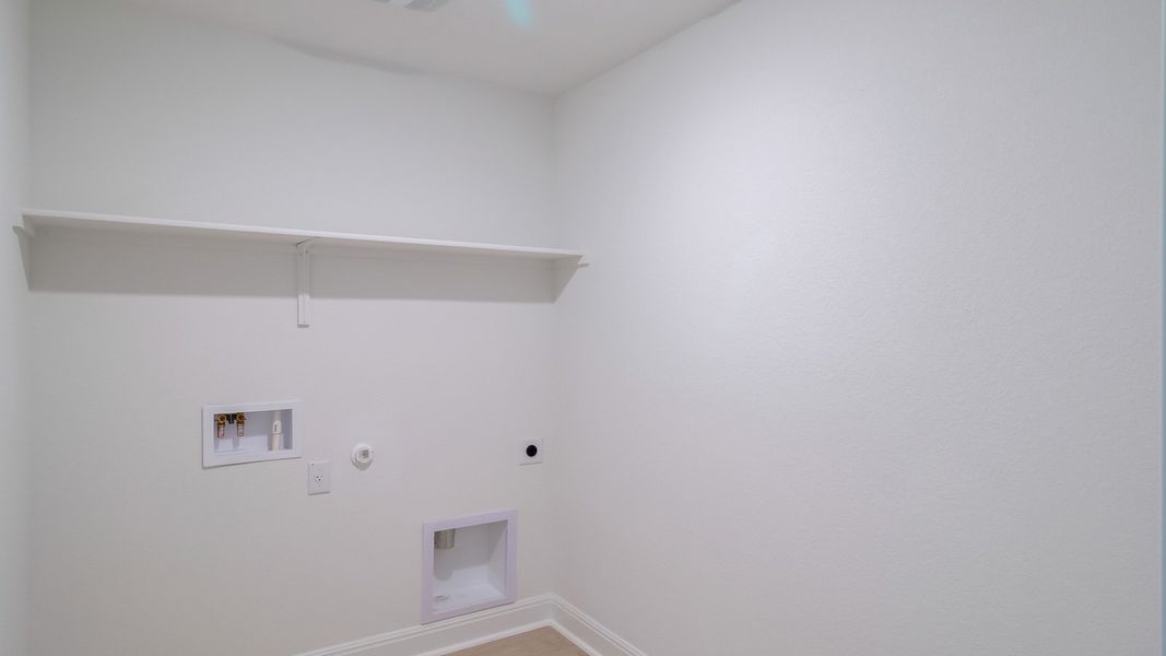 Representative unfurnished interior of a home built from the The Alvin by D.R. Horton in Riverview, Georgetown (Image 20).