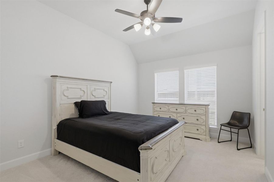 Well-proportioned secondary bedroom withample space for a complete furniturearrangement. Well-proportioned secondary bedroom withample space for a complete furniturearrangement.