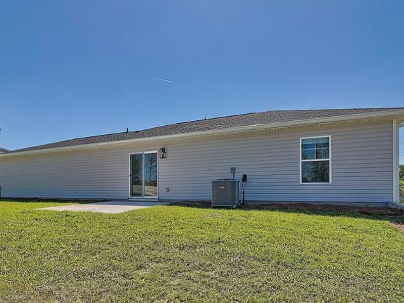 Exterior details and patio area of a home in Amber Hill, West Columbia (Image 3).