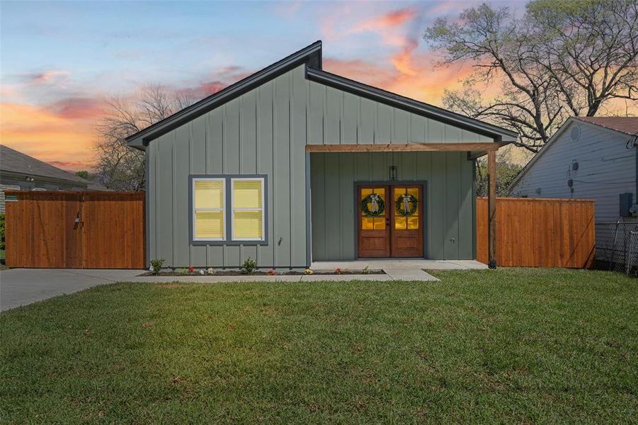 Exterior details and patio area of a home in , Waco (Image 20).