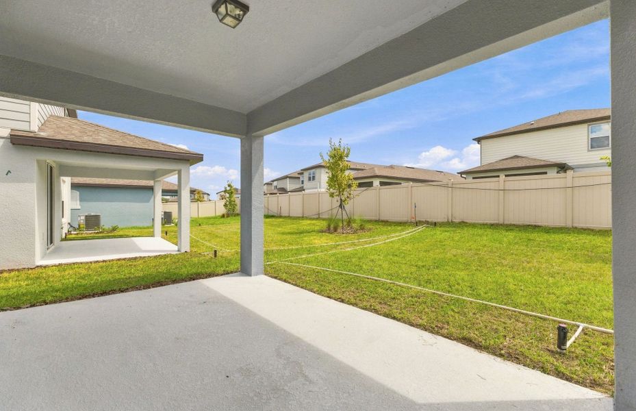 Exterior details and patio area of a home in Silverlake, Lake Alfred (Image 4).