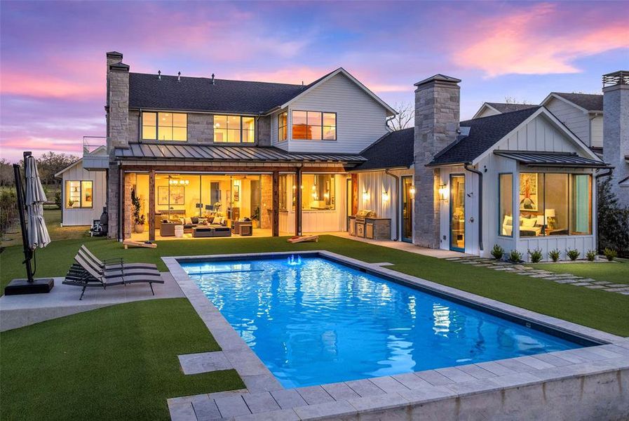 Exterior details and patio area of a home in , Malakoff (Image 21).