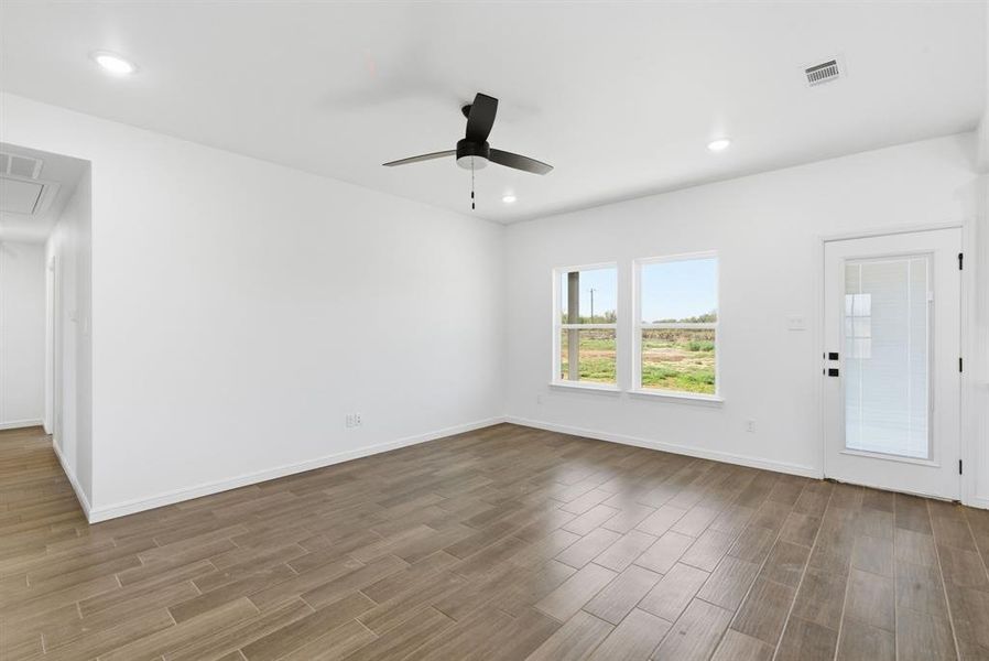 Spacious, unfurnished interior of a new home in , Lipan (Image 18).