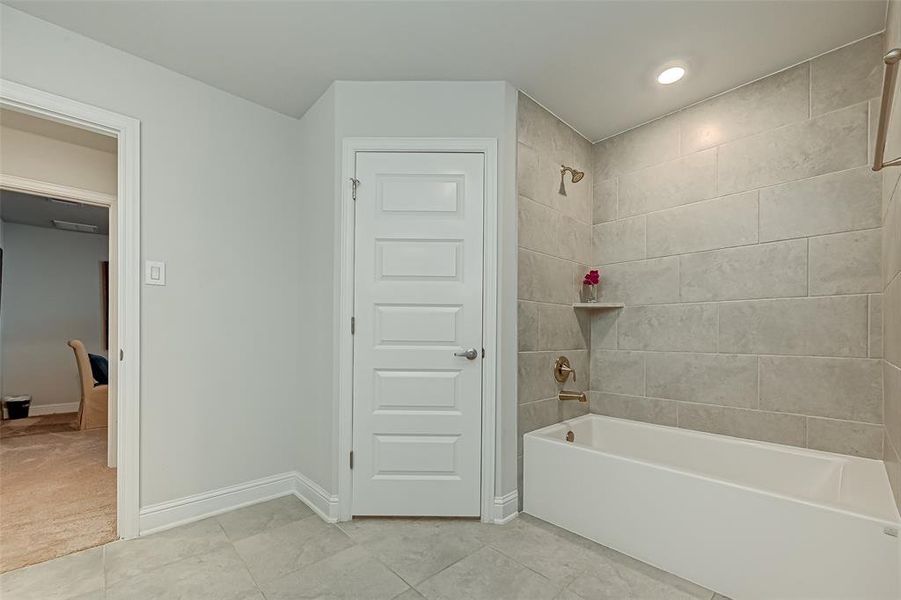 Furnished interior view inside a new home in Lago Mar, Texas City (Image 31).