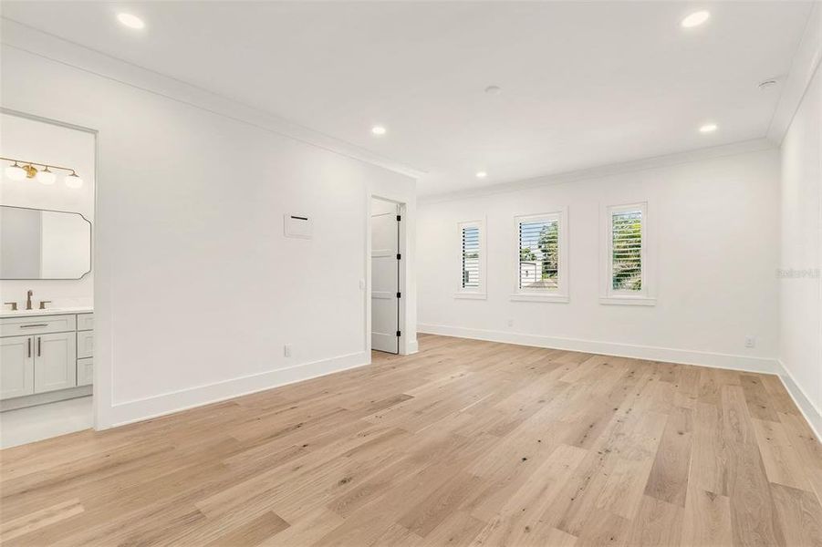 Spacious, unfurnished interior of a new home in , Tampa (Image 27).
