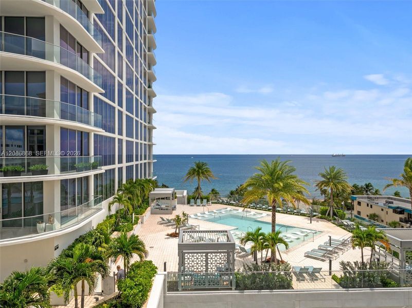 Condo located in Fort Lauderdale, FL showcasing its design and architecture (Image 24).