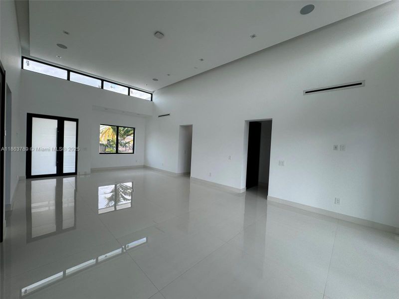 Spacious, unfurnished interior of a new home in , Miami (Image 20).