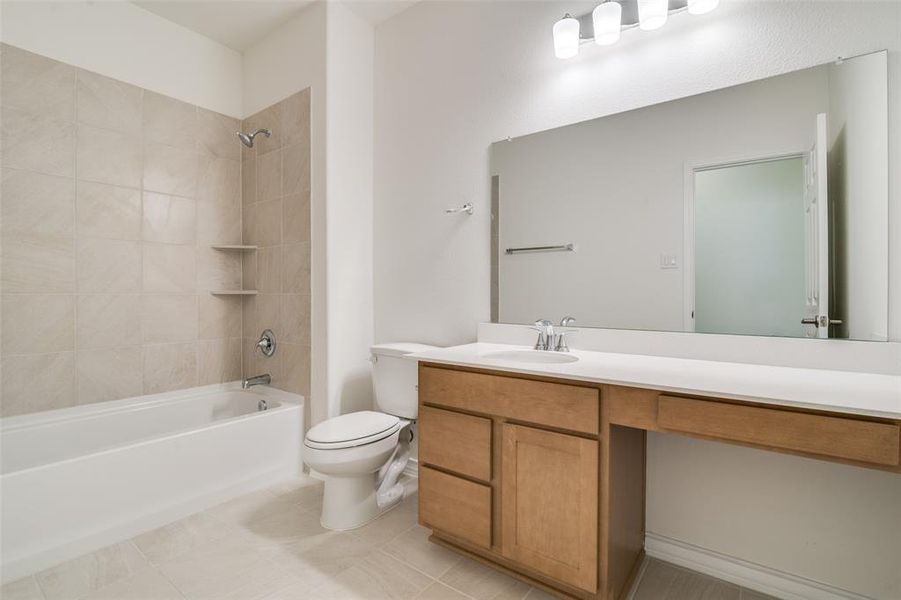 Furnished interior view inside a new home in Cottonwood Creek, Seagoville (Image 9).
