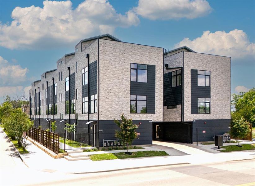 Condo located in Dallas, TX showcasing its design and architecture (Image 4).